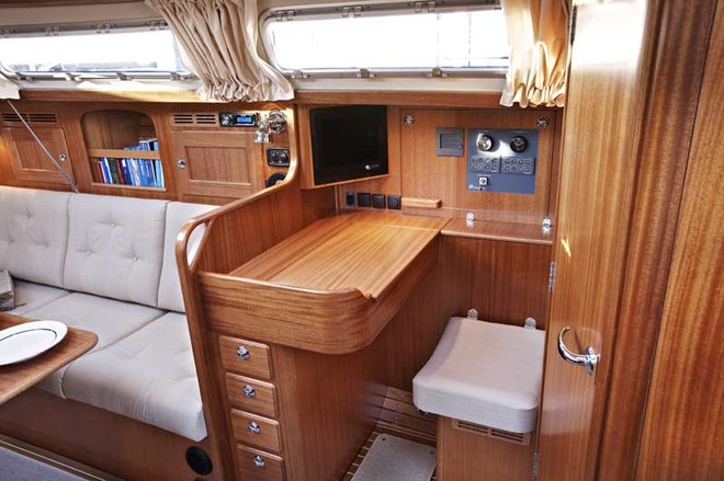 Hallberg-Rassy 372 chart table ©  SW
